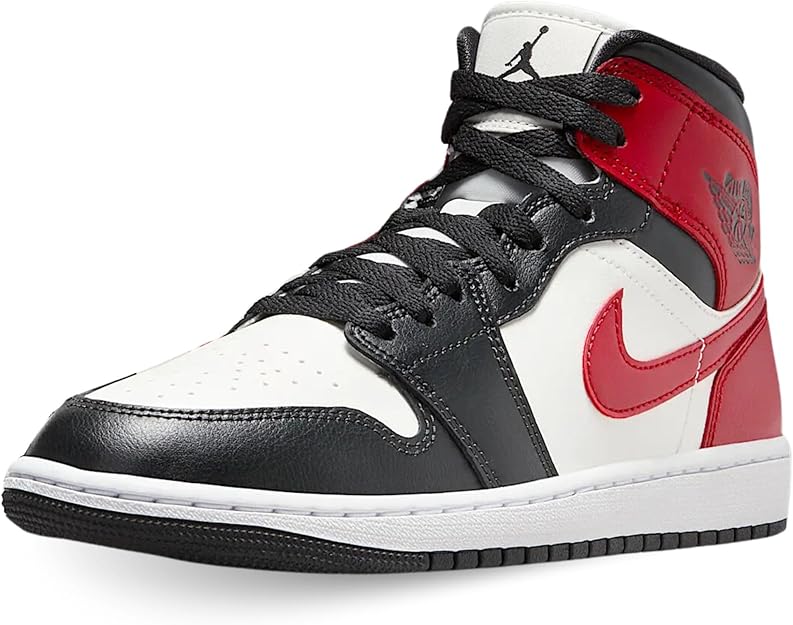 Zapatillas Nike Air Jordan; modelo creado en vistosos colores negro, blanco y rojo.